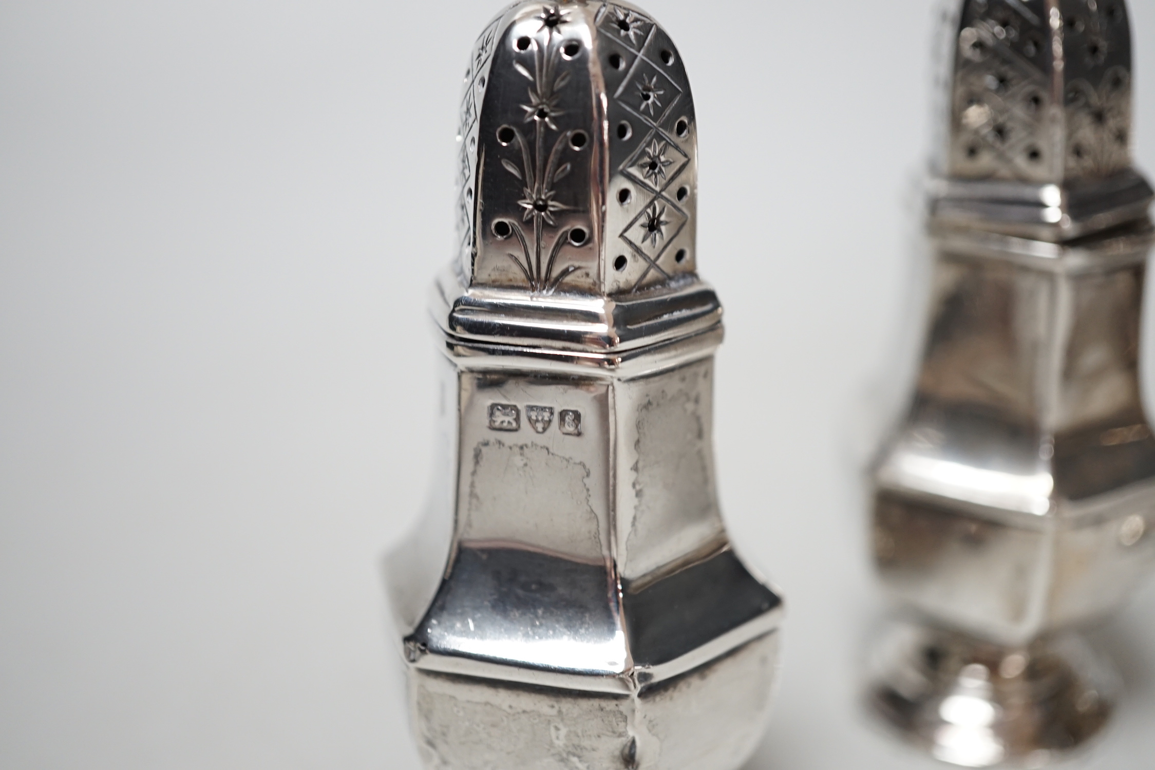 A George V pierced silver dish, Birmingham, 1912, 15.8cm and a pair of silver peppers, 5.9oz.
